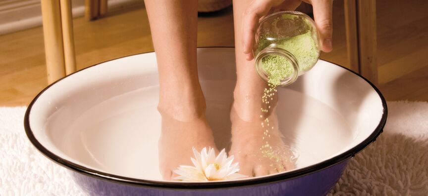 Baño con la adición de remedios populares efectivos para hongos en las uñas de los pies. 